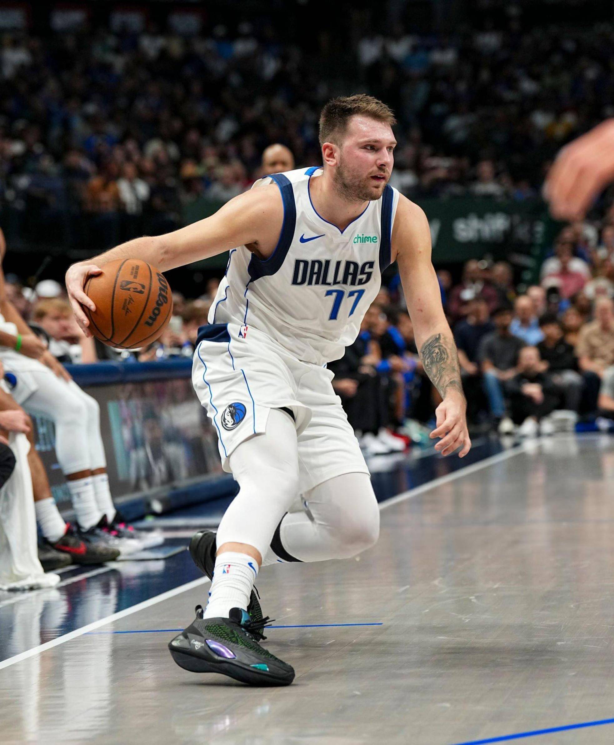 东契奇缺阵独行侠大胜,小老虎分零失误(东契奇克服颈伤触底反弹 单节暴走狂砍19分强势收胜) 东契奇缺阵独行侠大胜,小老虎分零失误(东契奇克服颈伤触底反弹 单节暴走狂砍19分强势收胜)