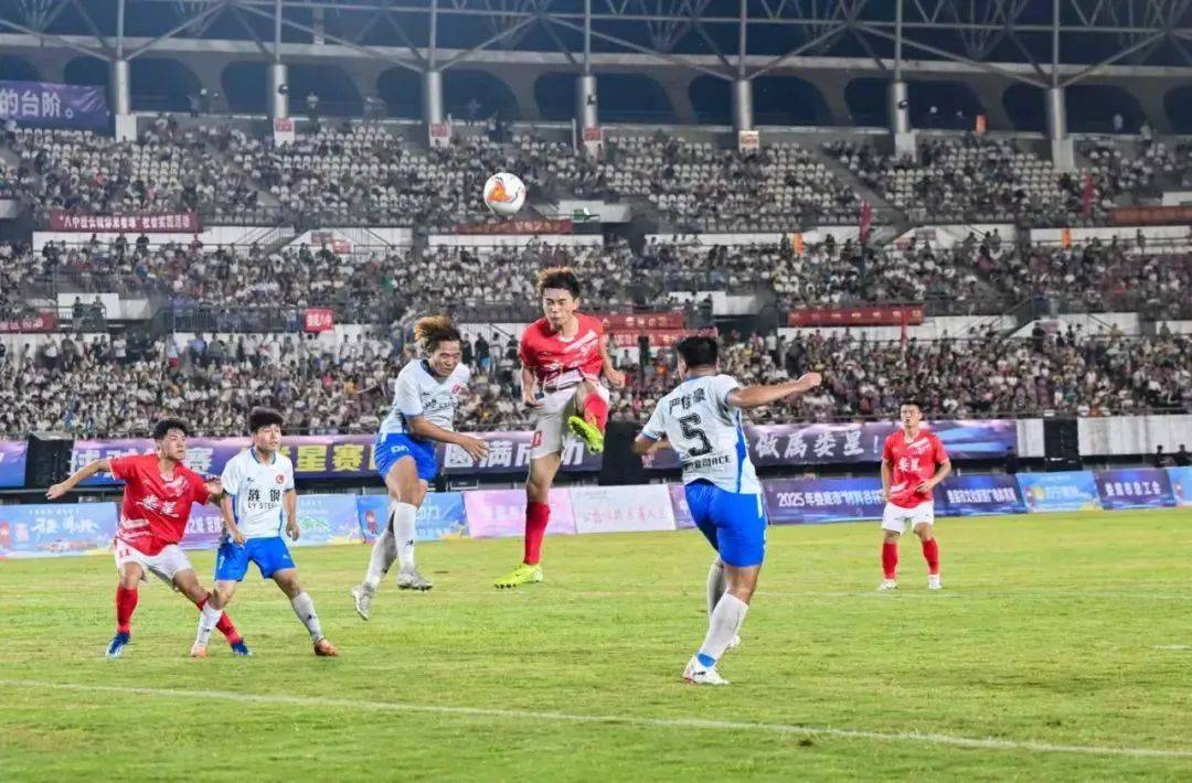 一场激烈的足球对抗掀起球迷狂热 一场激烈的足球对抗掀起球迷狂热