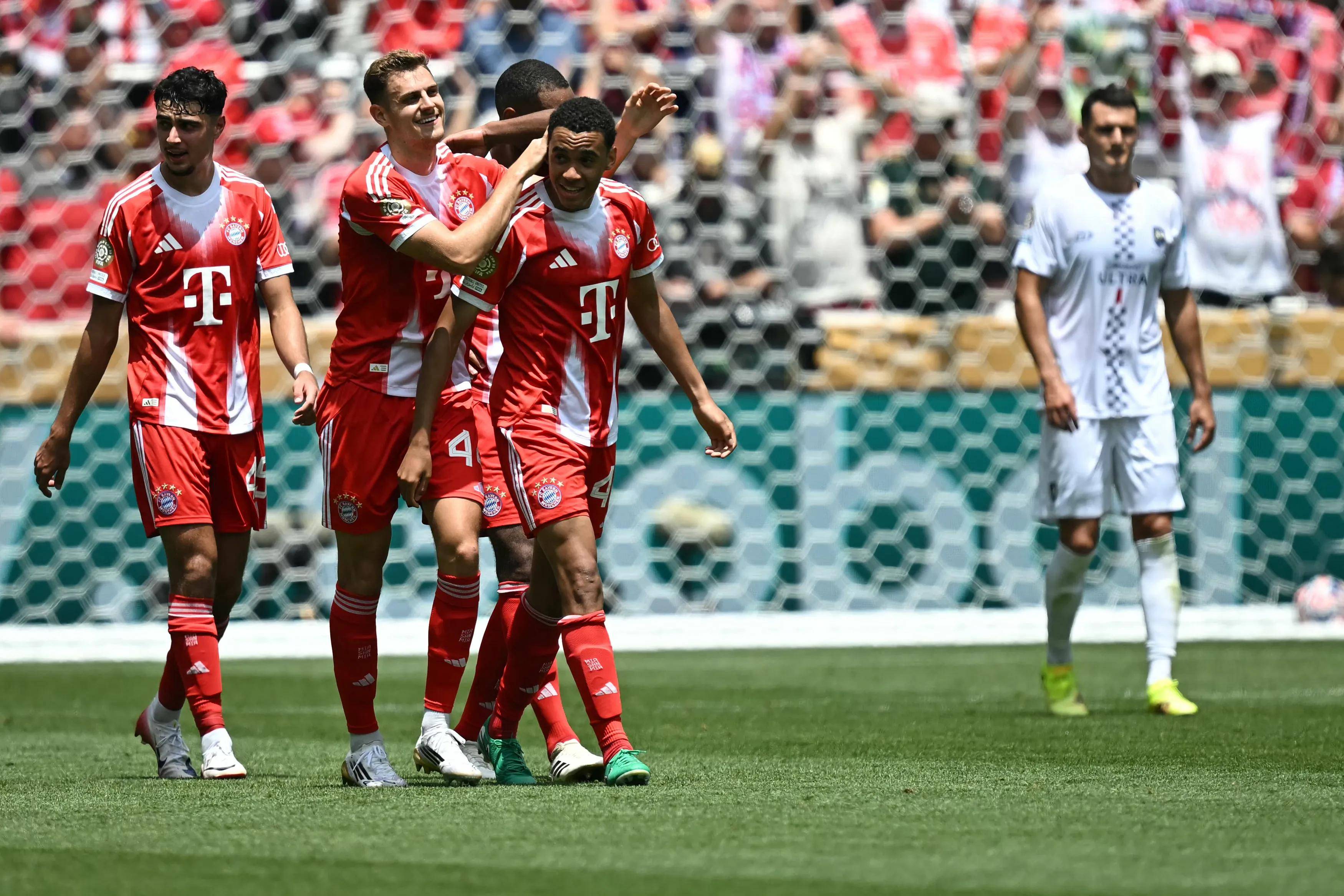 包含足球世界杯即将开幕，球迷翘首以待的词条