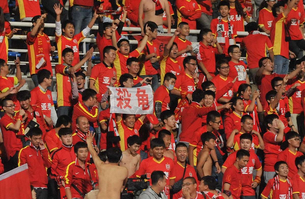 包含足球世界杯即将开幕，球迷翘首以待的词条