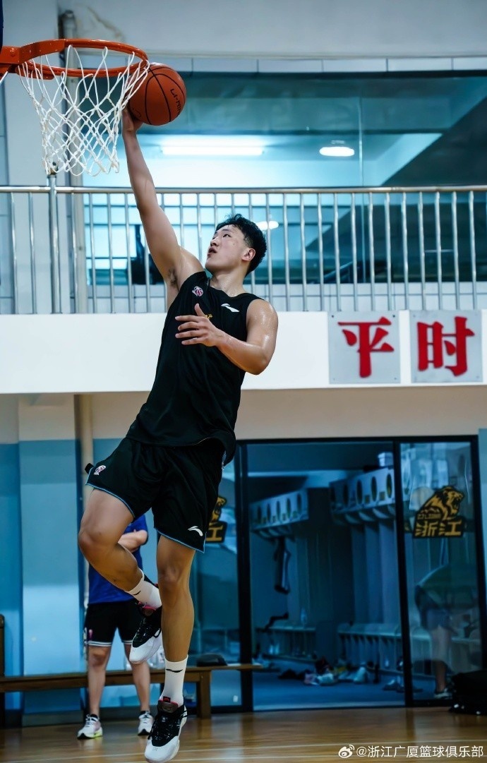 星空体育网页版入口-篮球赛季结束，球队备战新赛季重建