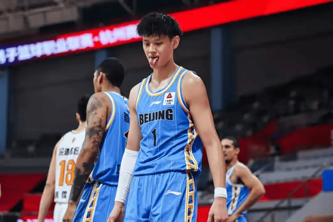 篮球赛季结束，球队备战新赛季重建