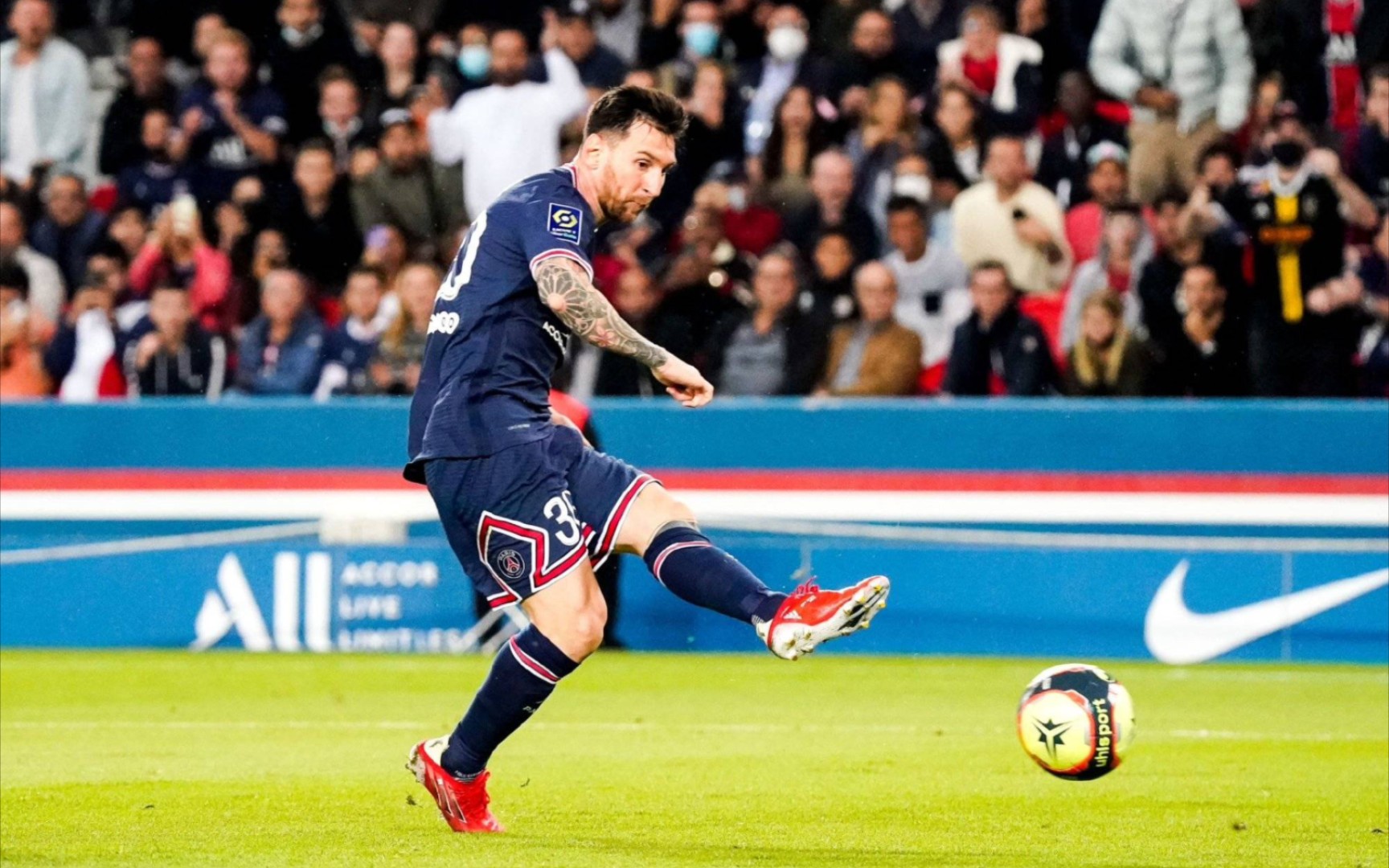 球员在足球比赛中制造精彩进球 球员在足球比赛中制造精彩进球