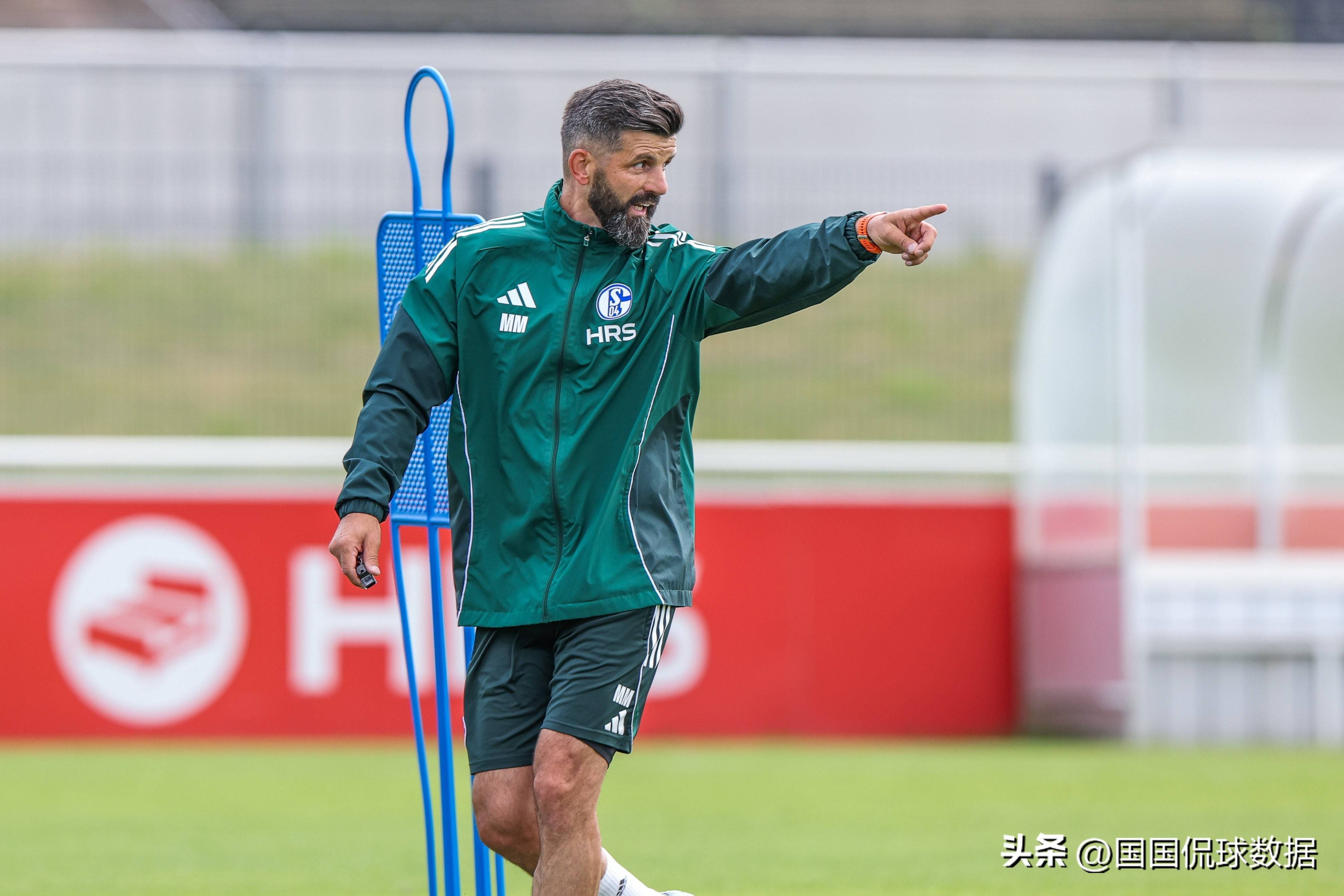 星空体育平台-沙尔克在客场惨败，追求胜利为荣誉