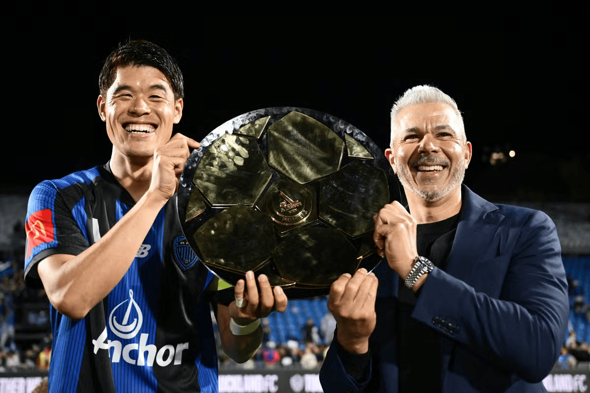 星空体育官方-包含凯泽斯劳滕球员奋力拼抢，成功豪取三分的词条