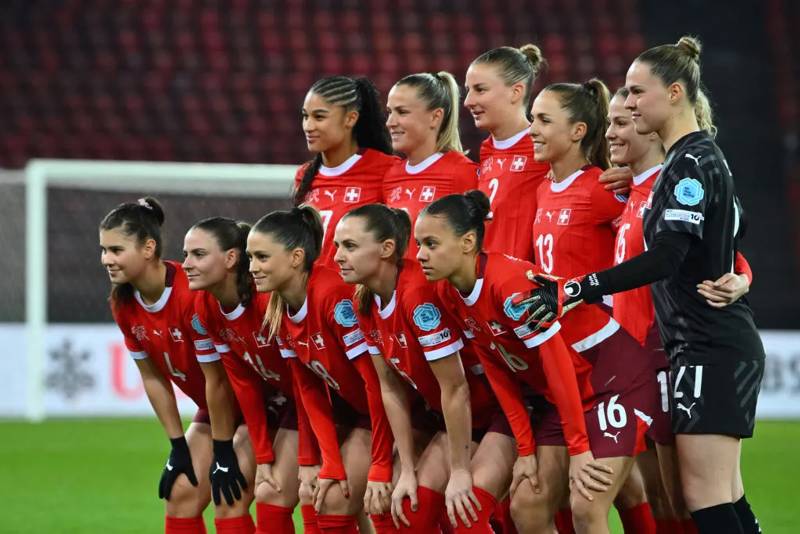 挪威女足队员在对阵法国队时力压对手