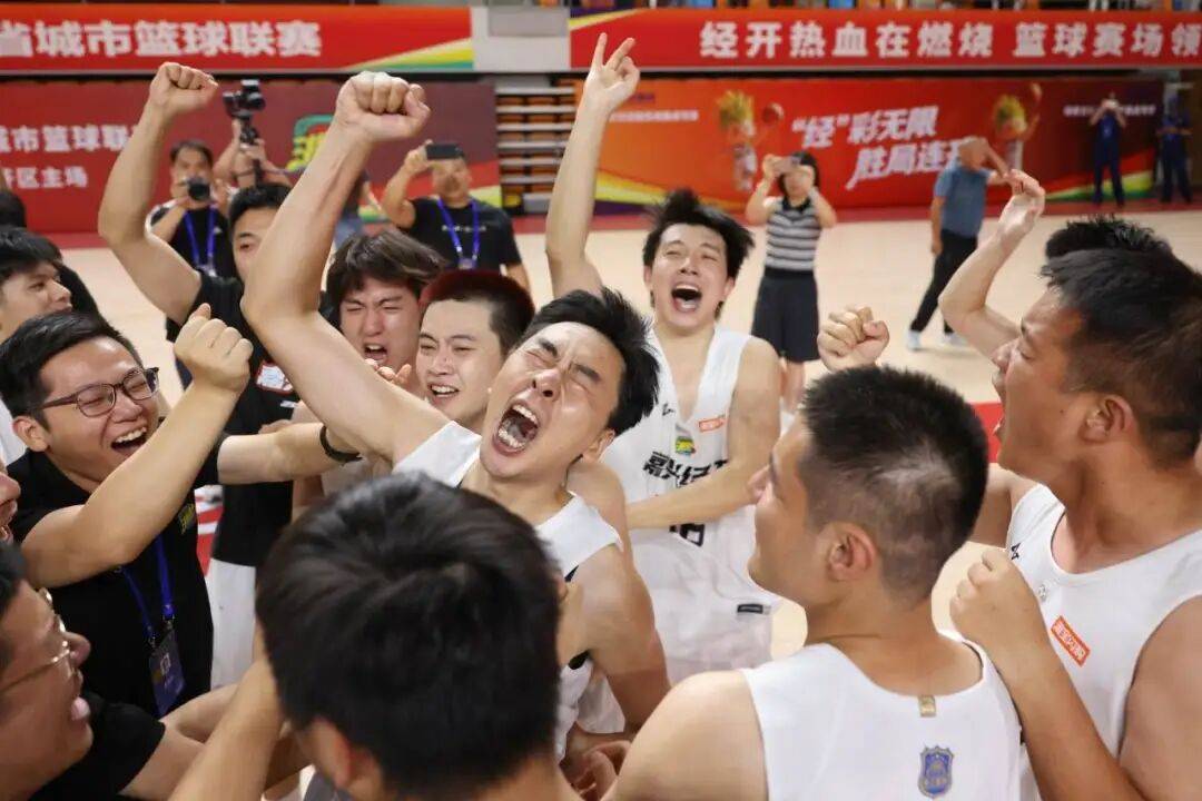 星空体育课程-关于篮球赛事现场气氛火爆，球迷欢呼不断的信息