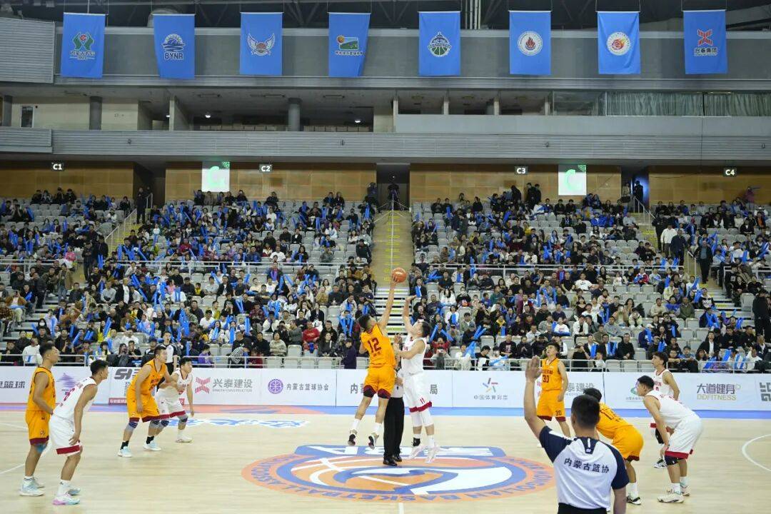 关于篮球赛事现场气氛火爆,球迷欢呼不断的信息 关于篮球赛事现场气氛火爆,球迷欢呼不断的信息