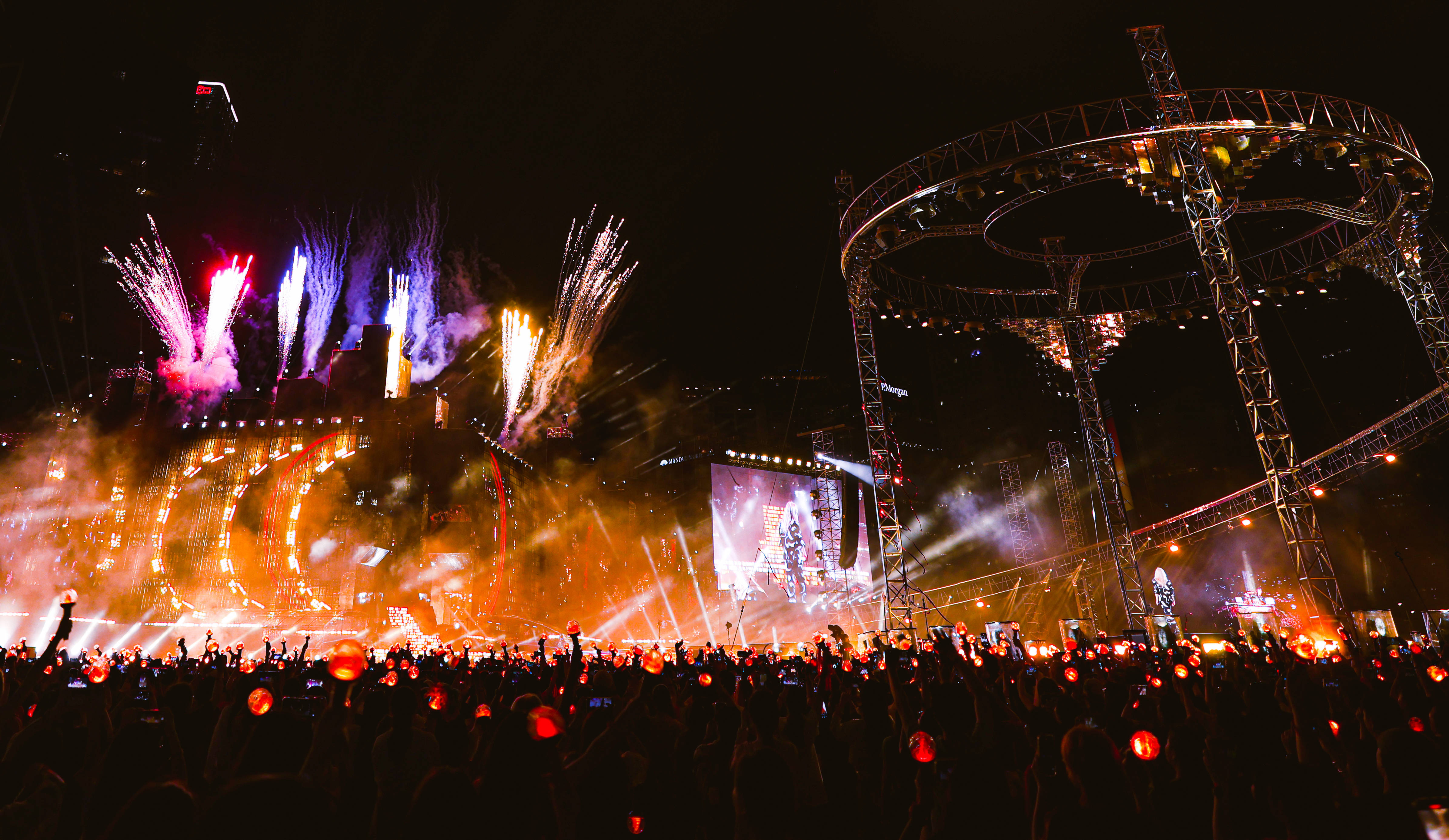 全场沸腾的气氛让每个人心潮澎湃 全场沸腾的气氛让每个人心潮澎湃